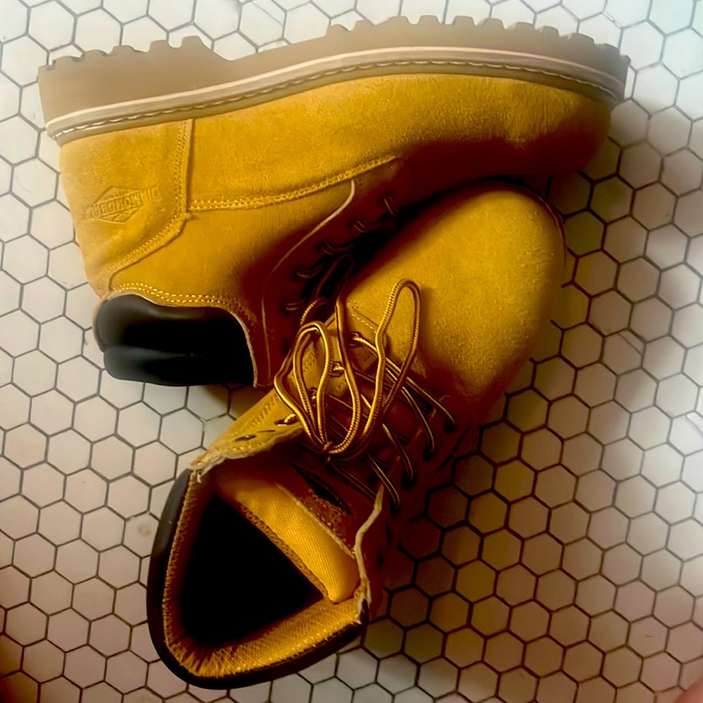 Steel toed work bootd